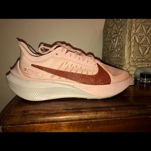 Women’s Nike Zoom Gravity Echo Sneakers size 8